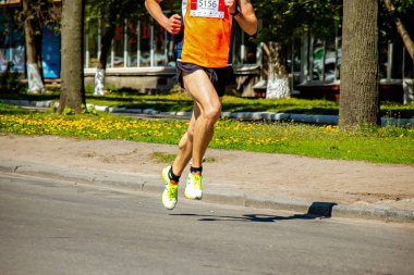 Ukrayna, Vinnitsa, 1 Haziran 2019. Khmelnitsky otoyolu. Maraton koşu yarışçıları fitness ve sağlıklı aktif yaşam tarzı ayaklarında yarışacaklar.