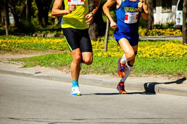 Ukrayna, Vinnitsa, 1 Haziran 2019. Khmelnitsky otoyolu. Maraton koşu yarışçıları fitness ve sağlıklı aktif yaşam tarzı ayaklarında yarışacaklar.