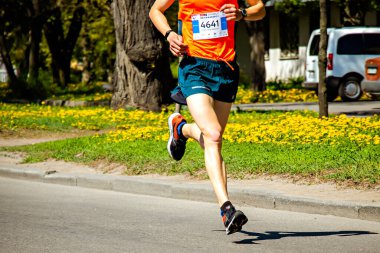 Ukrayna, Vinnitsa, 1 Haziran 2019. Khmelnitsky otoyolu. Maraton koşu yarışçıları fitness ve sağlıklı aktif yaşam tarzı ayaklarında yarışacaklar.