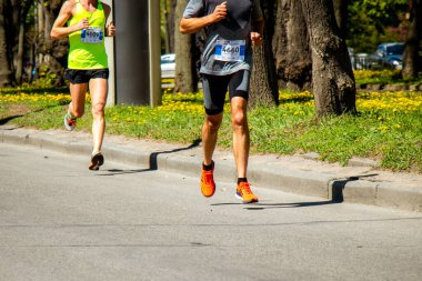 Ukrayna, Vinnitsa, 1 Haziran 2019. Khmelnitsky otoyolu. Maraton koşu yarışçıları fitness ve sağlıklı aktif yaşam tarzı ayaklarında yarışacaklar.