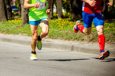 Ukrayna, Vinnitsa, 1 Haziran 2019. Khmelnitsky otoyolu. Maraton koşu yarışçıları fitness ve sağlıklı aktif yaşam tarzı ayaklarında yarışacaklar.