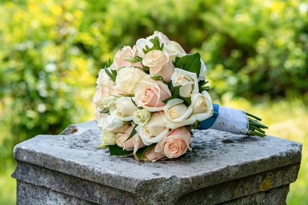 Buquê Casamento Rosas Cor Rosa Brancas Fica Antigo Pilar Pedra — Fotografia de Stock