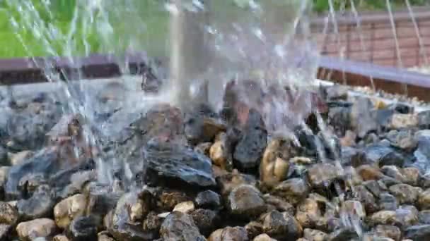 Spray Stenen Van Een Decoratieve Fontein Waterval Close — Stockvideo