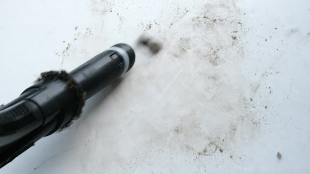 사람은 진공청소기로 먼지의 표면을 클로즈업 — 비디오