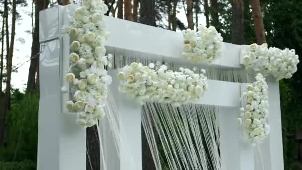 Miejsce Ceremonię Ślubną Białym Kolorze Biały Kwadratowy Łuk Ślubny Bukietami — Wideo stockowe