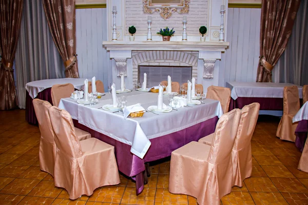 Gläser Blumen Gabel Messer Zum Abendessen Restaurant Mit Gemütlichem Interieur — Stockfoto