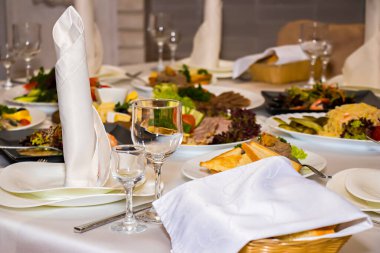 Et, tavuk, balık, şarap ve viskiyle servis edilir..