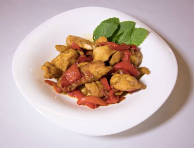 Ballı biber soslu doğranmış tavuk..