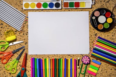 Okulun ve ofis malzemelerinin üzerindeki not defteri boş. Kopyalama alanı olan üst görünüm. Okula geri dön..