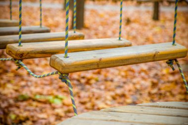 Halat Parkı sonbaharda. Eğlence, eğlence. Tırmanış gezileri,