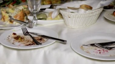 Akşam yemeğinden sonra ziyan olmuş yemekler.