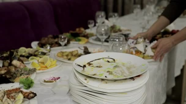 Die Kellnerin Legt Die Schmutzigen Teller Mit Den Essensresten Einen — Stockvideo