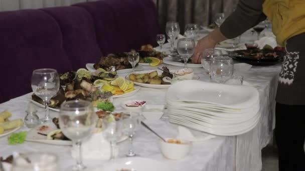 Офіціантка Збирає Брудні Тарілки Залишками Купі Столи Після Свята Або — стокове відео