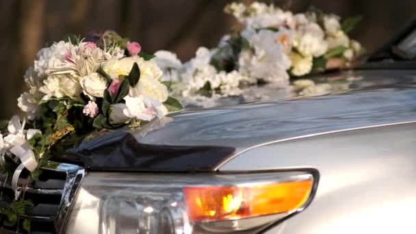 Belo Buquê Casamento Cor Pastel Carro Casamento Branco Decoração Carro — Vídeo de Stock