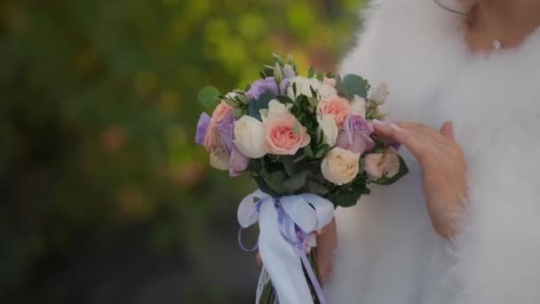Uma Noiva Casaco Peles Branco Ajusta Cheira Buquê Casamento Rosas — Vídeo de Stock
