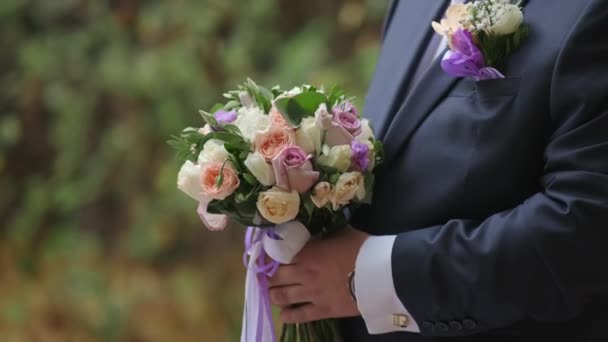 新郎は花嫁にバラの結婚式の花束を与えるクローズアップ — ストック動画