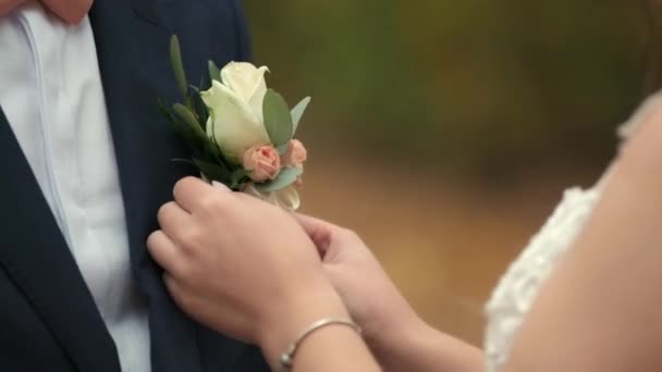 Noiva Vestido Branco Endireita Boutonniere Noivo — Vídeo de Stock