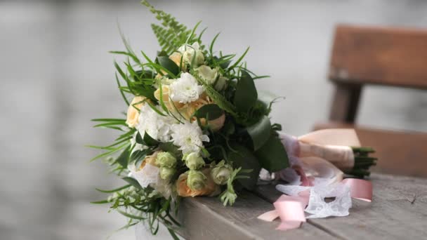 Belo Buquê Casamento Cor Pastel Encontra Uma Superfície Madeira Contra — Vídeo de Stock