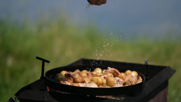 蓋をしてディスクからフライパンを揚げ 直火で調理する 料理人の手塩焼き新しいジャガイモのクローズアップ — ストック動画