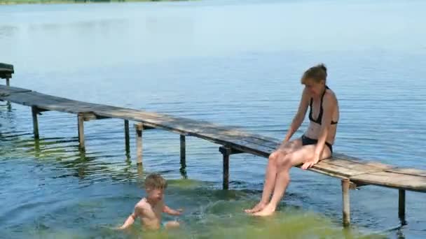 Ein Kleiner Junge Bespritzt Seine Mutter See Mit Wasser Erholung — Stockvideo