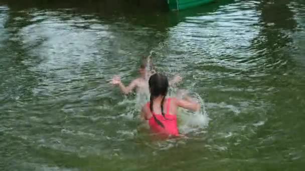 Kleine Jungen Und Mädchen Planschen Wasser Auf Dem See Zeitlupe — Stockvideo