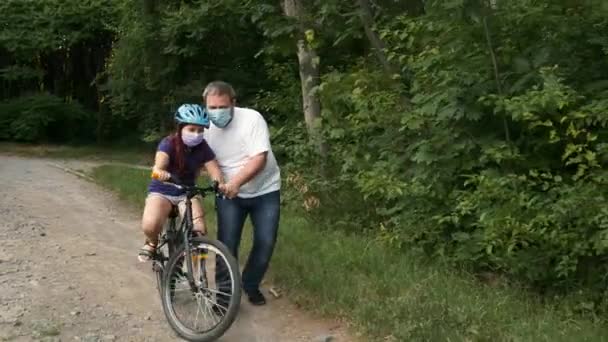 Père Barbu Apprend Fille Faire Vélo Avec Des Masques Médicaux — Video