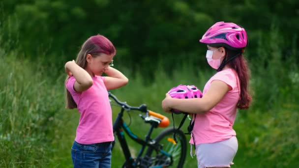 Dos Niñas Con Cascos Rosas Máscaras Médicas Hermana Ayuda Chica — Vídeos de Stock