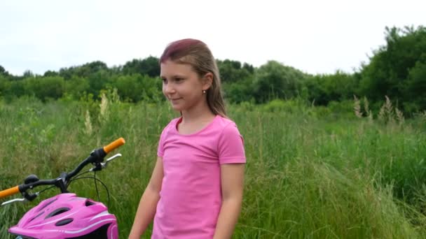 Een Liefhebbende Vader Zet Een Fietshelm Zijn Dochter Veilig Fietsen — Stockvideo