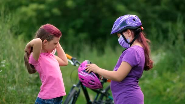 Дві Маленькі Дівчата Рожево Фіолетових Шоломах Медичних Масках Сестра Допомагає — стокове відео