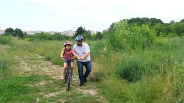 Padre Barbudo Amoroso Enseña Hija Montar Bicicleta Ciclismo Seguro — Vídeos de Stock