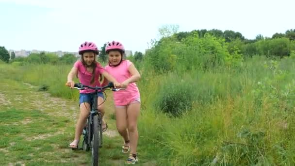 Twee Kleine Meisjes Roze Fietshelmen Natuur Oudere Zus Leert Jongere — Stockvideo