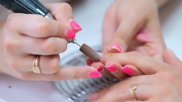 Vrouwelijke Meester Gebruikt Een Elektrische Machine Nagellak Verwijderen Tijdens Manicure — Stockvideo