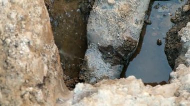 Paslı borulardan su akıyor. Eski su borularının tamiri. 