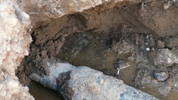 水从生锈的孔道流出来 维修旧水管道 — 图库视频影像