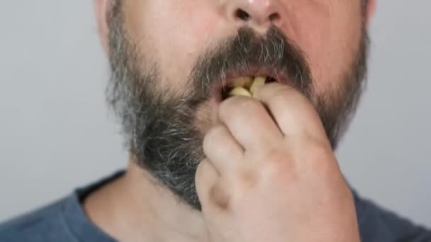 Κοντινό Πλάνο Γενειοφόρος Τρώει Fast Food Τηγανητές Πατάτες — Αρχείο Βίντεο