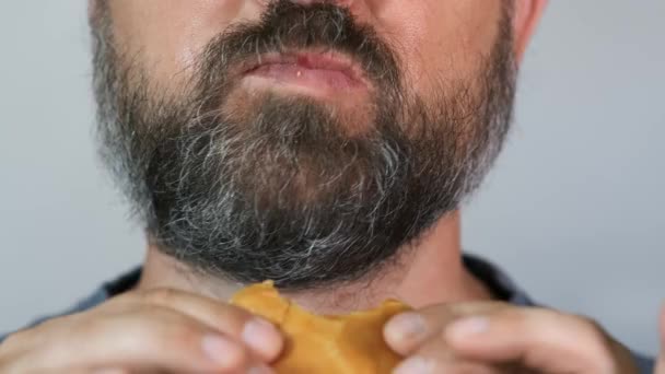 Hombre Barbudo Adulto Comiendo Una Hamburguesa Nutritiva Comida Chatarra Primer — Vídeos de Stock