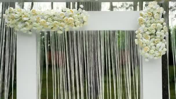 Lugar Uma Cerimônia Casamento Branco Fragmento Arco Casamento Quadrado Branco — Vídeo de Stock