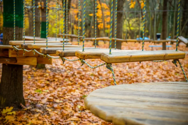 秋のロープパークレクリエーション エンターテイメント クライミングライド — ストック写真