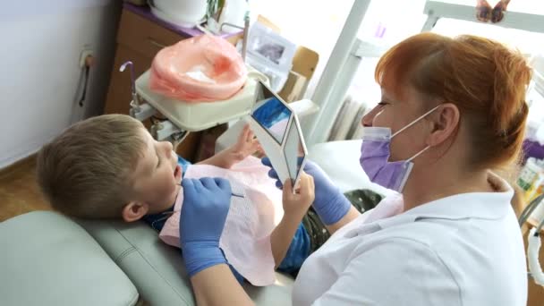 Woman Pediatric Dentist Shows Small Child Her Teeth Mirror Treatment — Stock Video