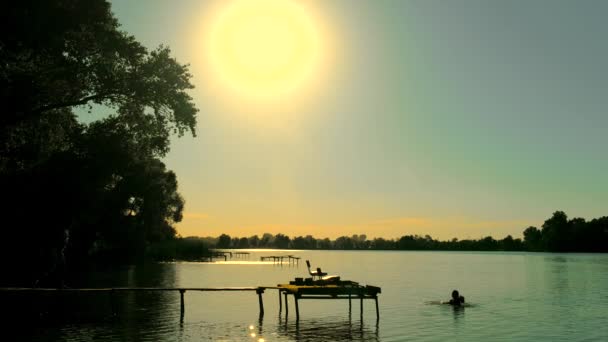 Papá Hija Nadan Lago Papá Salta Agua Desde Muelle Madera — Vídeos de Stock