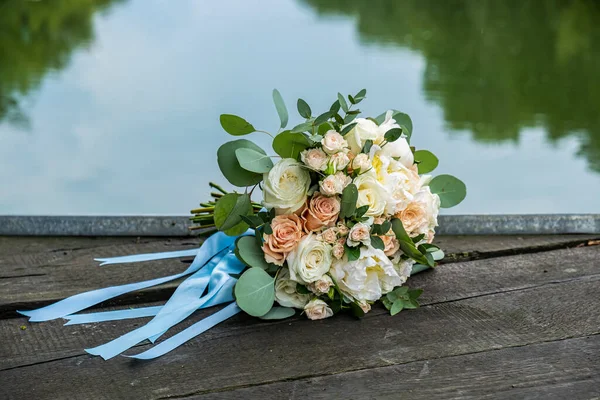 Prachtige Bruiloft Boeket Aan Oever Van Het Meer — Stockfoto