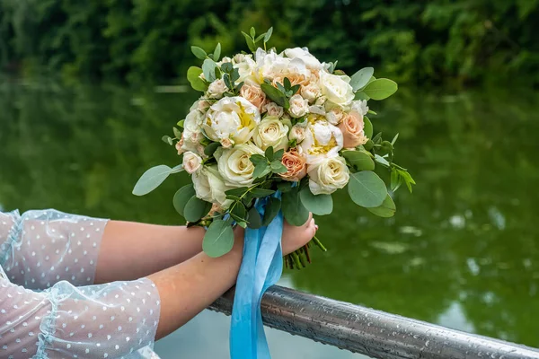 Belo Buquê Casamento Mão Menina Meio Lago — Fotografia de Stock