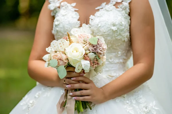 Die Braut Hält Einen Brautstrauß Der Hand Nahaufnahme — Stockfoto