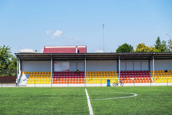 Πολλές Κίτρινες Και Κόκκινες Θέσεις Γήπεδο Ποδοσφαίρου Πρωτάθλημα Ποδόσφαιρο Θέσεις — Φωτογραφία Αρχείου