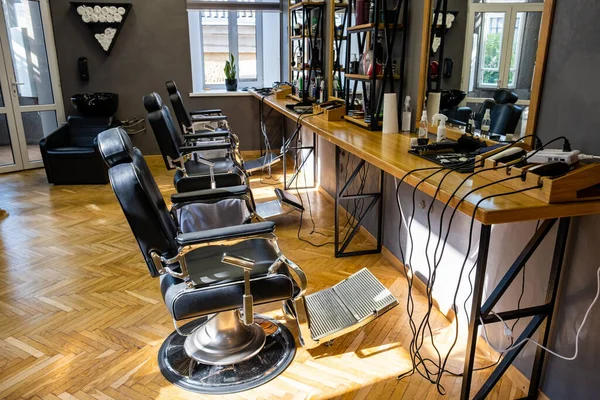 Ukraine Winniza August 2019 Friseurwerkzeuge Auf Holzregal Und Spiegel Friseurladen — Stockfoto