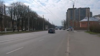 Ukrayna, Vinnitsa, 12 Mart 2020. Şehrin bahar caddesinde bir çağrı üzerine ambulans yola çıktı..