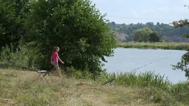 Ein Kleines Mädchen Angelt Ufer Des Flusses Sie Justiert Ihre — Stockvideo
