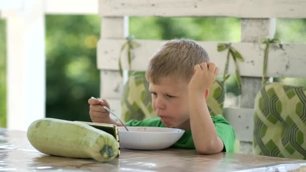 Băiețel Mănâncă Supă Iarnă Masă Într Foișor Din Grădină Uită — Videoclip de stoc
