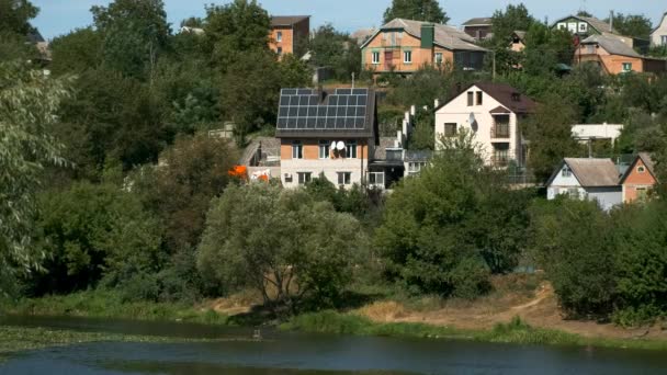 Casa Dos Plantas Orilla Del Río Con Paneles Solares Techo — Vídeos de Stock