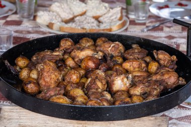 Kızarmış gıdayla dolu Kutlama Masasında Tepsi